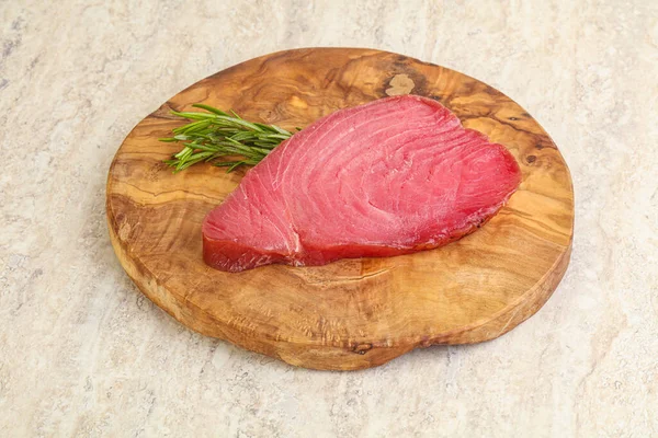 Bife Atum Cru Para Cozinhar Bordo Alecrim Servido — Fotografia de Stock