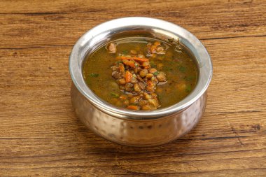 Geleneksel tavuk ve sebzeli mercimek çorbası.