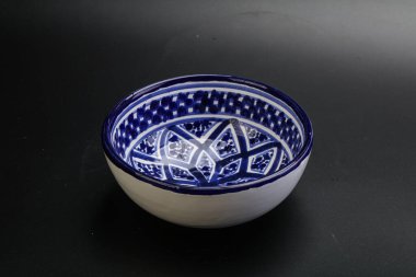 Mutfak için renkli boş kase izole