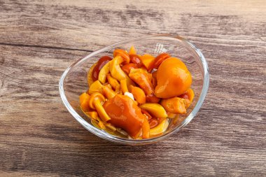 Baharatlı salamura bal mantarı kasede.