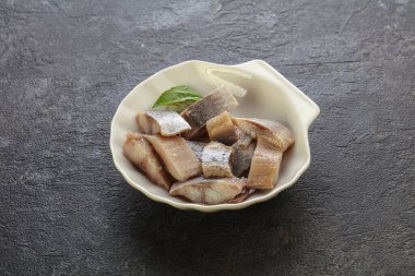 Atıştırmak için dilimlenmiş ringa filetosu kasede..