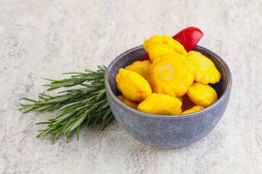 Turşulu sarı pastanın içinde doğal atıştırmalıklar.