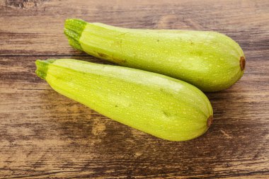 Pişirmek için iki sulu kabak.