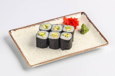 Avokado ve nori ile geleneksel Japon dürümü