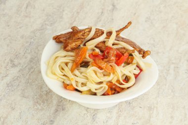 Tavuklu Çin tavuğu ve teriyaki sosu.