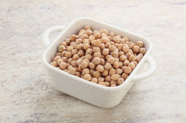 Kavanozda pişirmek için kuru fasulye.