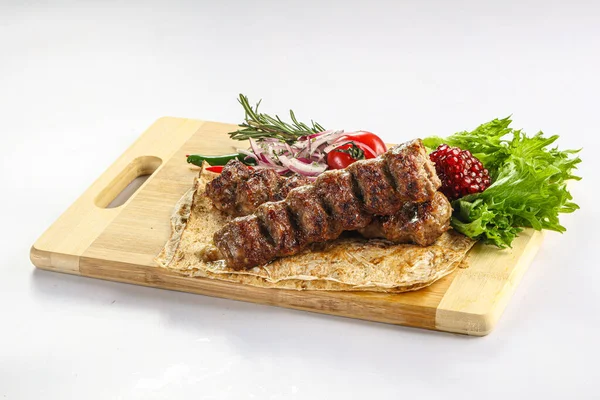 Carne Picada Shashlik Kebab Cordeiro Servida Salada — Fotografia de Stock