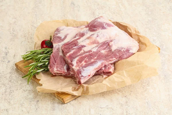 Güvertede pişirmek için çiğ domuz kaburgası.