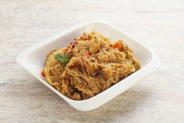 Körili tavuk ve sebzeli Wok Udon