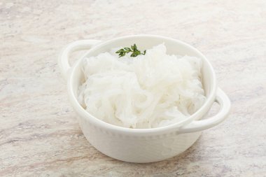 Kavanozda kaynamış Asyalı erişte.