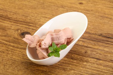 Karaciğer ezmesi kasede fesleğen yaprağı servis edilir.