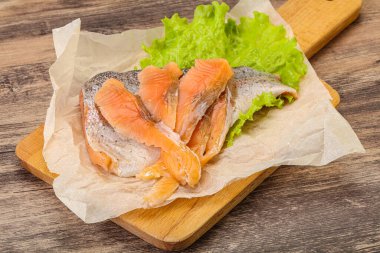 Dilimlenmiş doğal alabalık filetosu.