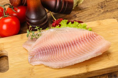 Pişirmek için çiğ tilapia balığı filetosu.