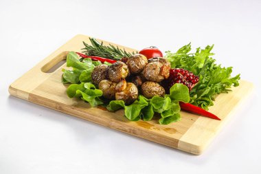 Patates barbeküsü soğan halkaları ve salata.