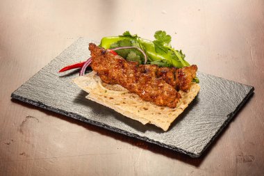 Kıymalı et kebabı ızgara ızgara şiş kebap.