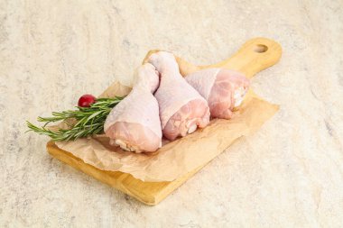 Pişirmek için üç tavuk budu budu.