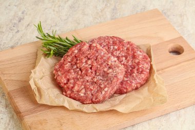 Izgara veya rosto için çiğ sığır burger pirzolası.