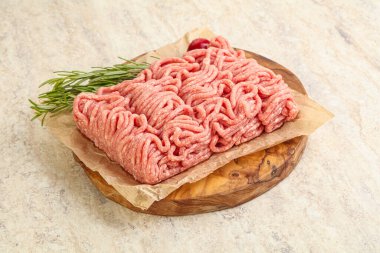 Güvertede pişirmek için çiğ et kıyması.