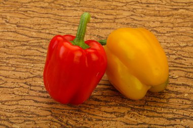 Olgun iki tatlı Bulgar dolma biberi