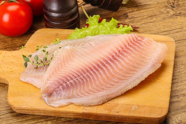 Pişirmek için çiğ tilapia balığı filetosu.