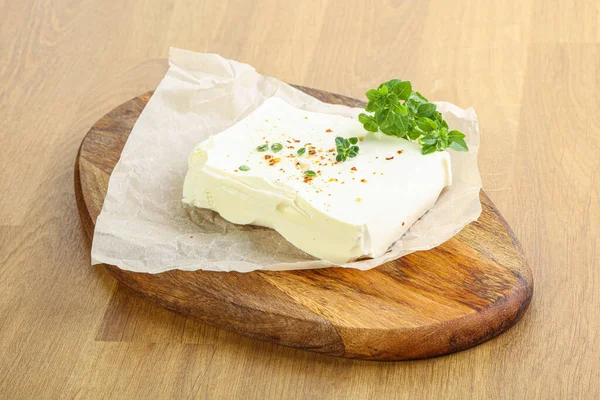 Queso Feta Griego Sobre Mesa Servido Hierbas — Foto de Stock