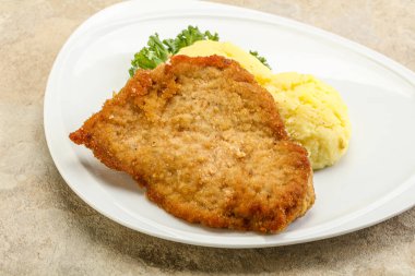 Kızarmış tavuk göğsü şnitzel ve patates püresi.