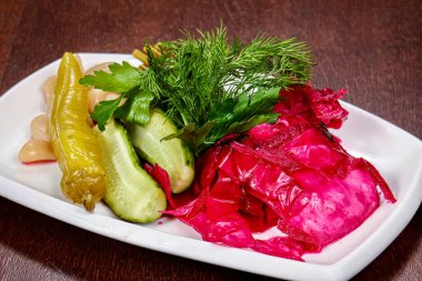 Sebze turşusu - lahana, salatalık ve biber karıştırılmış dereotu