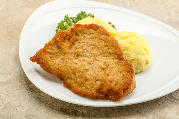 Kızarmış tavuk göğsü şnitzel ve patates püresi.