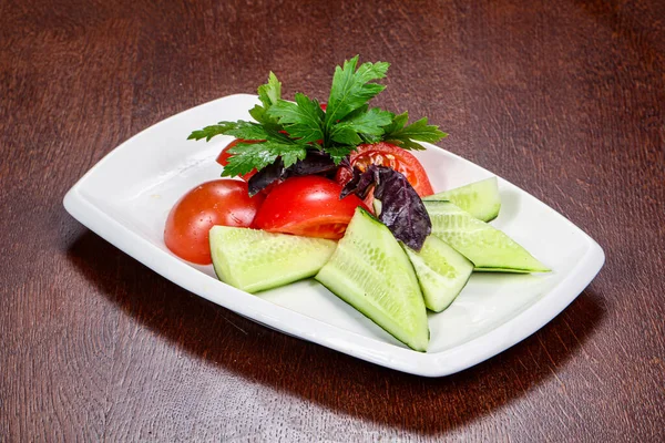 Salada Com Legumes Fatiados Tomate Pepino Salsa — Fotografia de Stock