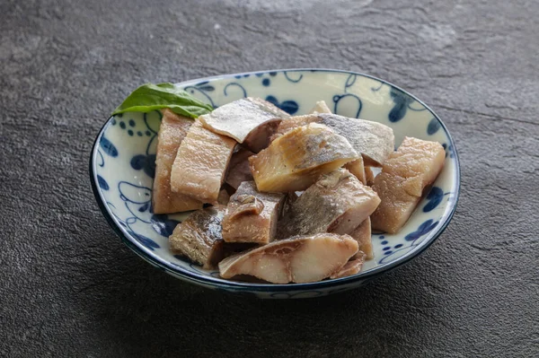 Atıştırmak için dilimlenmiş ringa filetosu kasede.