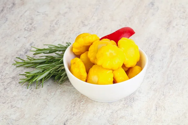 Turşulu sarı pastanın içinde doğal atıştırmalıklar.