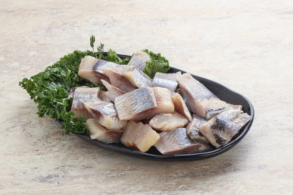 Kavanozda balık fileto dilimi var.