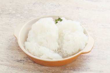 Kavanozda kaynamış Asyalı erişte.