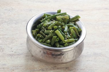 Susamlı haşlanmış yeşil fasulye garnitürü.