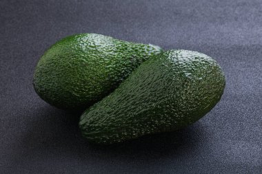 Taze yeşil organik egzotik avokado süper gıdalar.