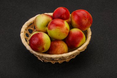 Sepette küçük yeşil nektarinler