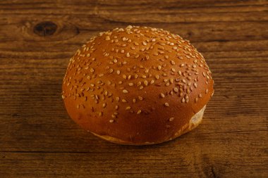 Susamlı taze hamburger ekmeği.