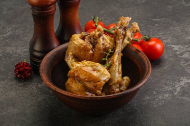 Tatlı ve baharatlı soslu tavşan yahnisi.