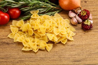 Çiğ İtalyan statü buğday farfalle makarna pişirmek için