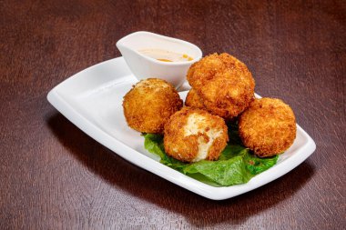 Biraz soslu kızarmış peynir topu.