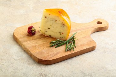 Kuru domatesli sert peynir, biberiye.