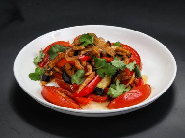 Kızarmış tavuklu salata ve ızgara et.