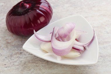 Pişirmek ya da atıştırmak için kasede dilimlenmiş kırmızı soğan