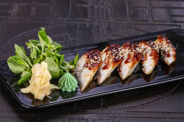 Dilimlenmiş yılan balıklı Japon mutfağı.