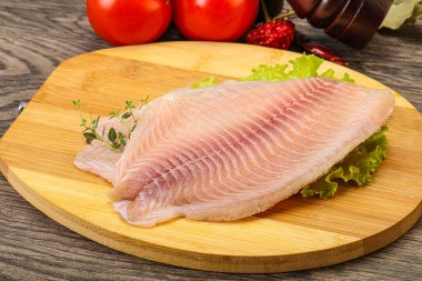 Pişirmek için çiğ tilapia balığı filetosu.