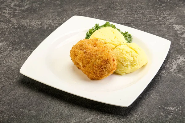 Chrupiący Kotlet Kurczaka Mięsa Mielonego Puree Ziemniaczanym — Zdjęcie stockowe