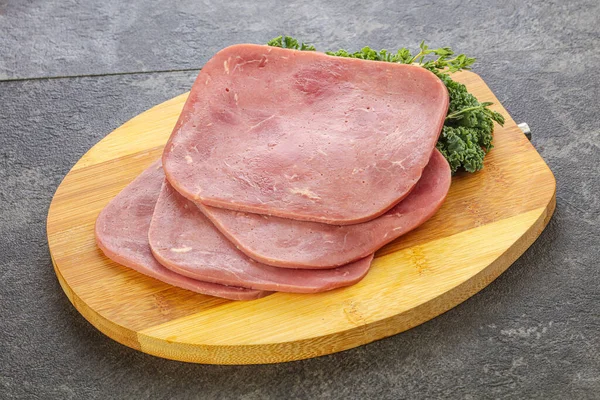 Sliced Beef Ham Lanche Sobre Bordo — Fotografia de Stock