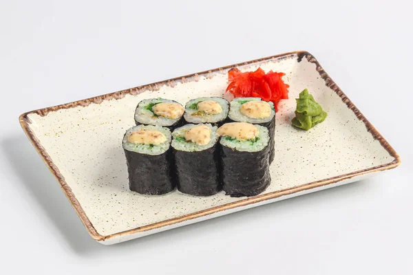 Chukka ve soslu Japon suşi maki.