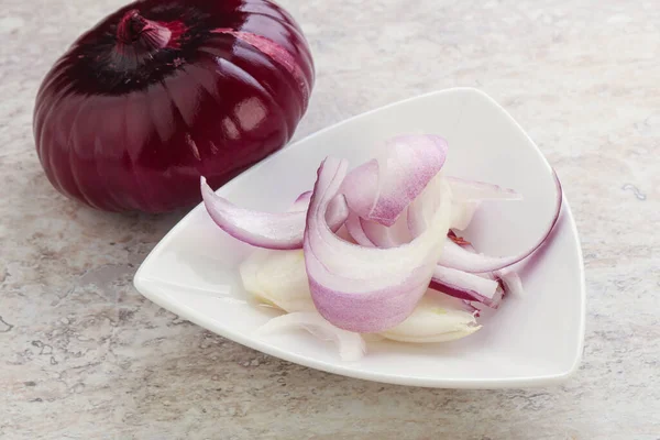 Pişirmek ya da atıştırmak için kasede dilimlenmiş kırmızı soğan