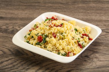 Vejetaryen yemeği - sebzeli kuskus ve maydanoz.